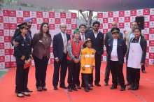 KidZania India promoters, management & kids with Shah Rukh Khan